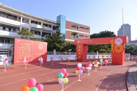 十八举翼凌长云，触悟青春万里征图片