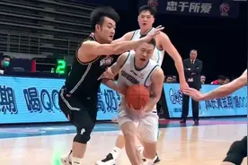 辽宁男篮遭打击，丛明晨伤情严重，坐着轮椅离开赛场，或赛季报销图片