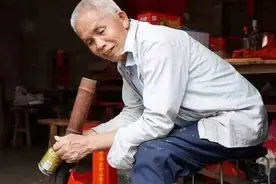 广西老汉梁二：49岁娶19岁娇妻，21年连生15子，靠直播日进千元图片