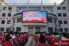 扣好人生第一粒扣子——六安市裕安区雷锋路小学开展“2022一起向未来”开学典礼活动图片