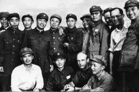 广州解放后，党政军首长合影，都有谁同框？谁的气场最强？图片