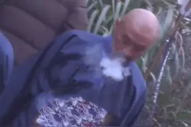 52岁黄志忠被批没素质，在禁烟区吞云吐雾丢烟头，周围满是易燃物图片