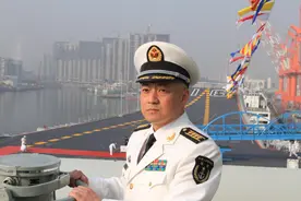 辽宁舰舰长是正师级，那多2万吨的福建舰，舰长会是什么级别？图片