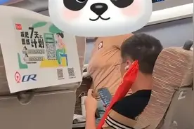 女子高铁想上厕所，邻座男子拒绝让路，12306建议求助列车员解决图片