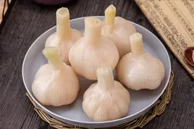 腌糖蒜，只用糖和醋不正宗，80岁奶奶教我2招，酸甜脆爽不烧心图片