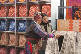 一老一少的非遗苗绣梦：立足贵州，走向世界！图片