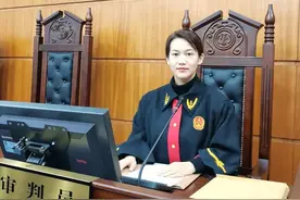 双面女“超人”！图片