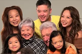 钟丽淇晒全家福，混血老公与外国公公出镜，13岁罕见病女儿很开心图片