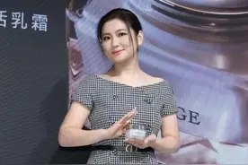 Selina找到真爱不一样，法式打扮身材好丰腴，大方露疤痕很自信图片