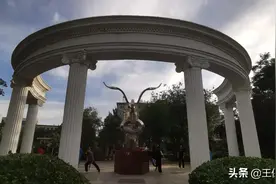 原临汾师范大学北门旁有一个倚园很美图片