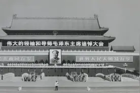 天下最长挽幛挂上天安门城楼；谁写挽幛？谁扎黑绣球？全网首揭图片
