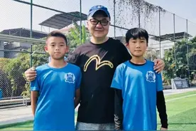 董路直播邀请前国脚搞青训遭当面拒绝：家里不缺钱，不想迎合球迷图片