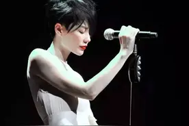 六万的垃圾桶四十万的狗窝，这7位女星，她们的消费你根本不敢想图片
