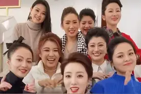 李思思越来越有董卿范！运动衣+披肩尽显贵气范，同框张韶涵不输图片
