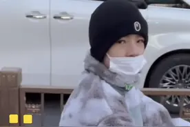 董洁偷拍13岁儿子，顶顶发现后显不耐烦，母子出门被误认成是姐妹图片