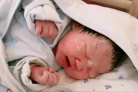 胎儿时期我们吃尿是常态？不是有脐带吗，为何要在母体中喝尿？图片