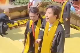 44岁李玉刚身体引人担忧！拄拐杖需人搀扶，爬百步阶梯时满脸痛苦图片