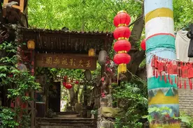 重庆有个50多岁的戏痴大爷，花光30万积蓄，5年打造一座影视基地图片