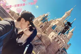 吴尊圣诞节打卡迪士尼，和妻子浪漫亲吻，NeiNei身高快赶上妈妈图片