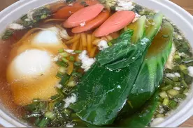 荷包蛋清汤面的家常做法，面条劲道，加小青菜清爽不油腻，真好吃图片