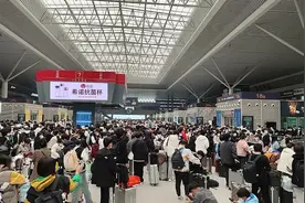 大学生返乡困境：被司机半路涨价后丢在高速，高铁站里被要求上交身份证，回到家乡遭一刀切集中隔离图片