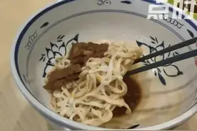 男子吐槽22元拌面一口吃完 店方回应图片