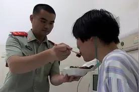 领证41天，军嫂痛失双臂提出离婚，军人：抛弃你与临阵脱逃何异？图片