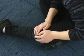 人老了易跌倒，跟什么有关？有何危害？跌倒后要立马站起来？图片