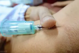 为啥小时候打屁股针现在没了？打针时，针管里会有一坨肉？图片