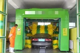 第一次坐在车上看自动洗车图片