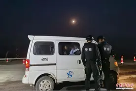 你在左、我就在右……缉毒现场，一个眼神，他们就可以把后背交给对方图片