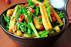 韭菜炒豆干，开胃补钙助消化，色泽鲜明下饭，家里孩子都爱吃图片