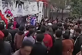 35名保安手持狼牙棒，当街将17岁少年打成肉酱，事后叫嚣：打错了图片