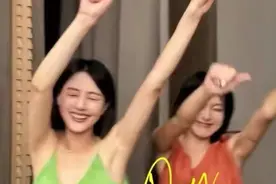 高圆圆终于放飞自我了！穿吊带裙喝酒跳舞像20岁少女，太活泼了图片