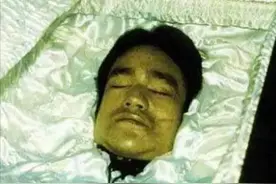 1973年李小龙去世当晚，一名记者潜入殡仪馆，发现他脸上有个泡图片