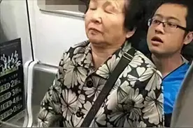 阿姨！这么多双眼睛看着呢，您稍微注意点，出了事我可赔不起啊！图片
