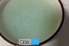 女子网购保温杯，倒进开水后水竟变成绿色，商家：从未发现此情况图片