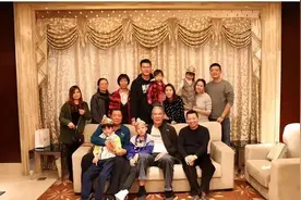 朱芳雨家庭聚会喝红脸，3个儿子罕见同框，前妻至今单身让人心疼图片