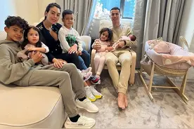 C罗晒全家福，怀抱乔治娜的两个亲生女笑得甜，新妈妈产后状态好图片
