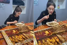 赵本山女儿带男友吃麻辣烫！大口吃串动作豪迈，招呼男友跟人互动图片