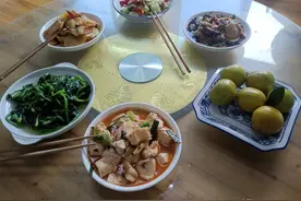 广西女子晒食堂饭，遭低情商闺蜜吐槽，回怼：吃不到的葡萄才酸图片