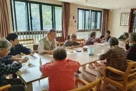 桂花贴画、汉服体验，老人们直呼：“太好看啦！”图片
