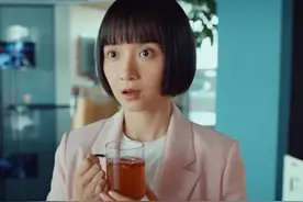 长得“又老又幼”的4位女星，初看少女感满满，偶尔又像个小老太图片