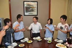 提醒中年人：请客喝酒，三种酒切记别拿上桌，花冤枉钱伤感情图片