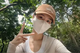 越嘲越秀！林峯张馨月带女儿登山，一家三口手牵手漫步超幸福图片
