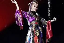 “新”宅男女神诞生：13天超20个热搜，被全网争抢图片