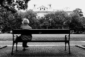 年近70才发现：真到老了的时候，身边儿女和老伴，都信不过图片