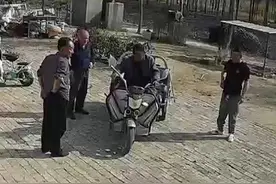 上一秒谈笑风生，下一秒大爷被弯刀勾走图片