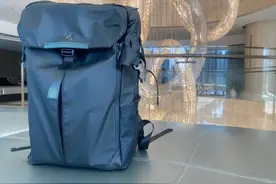 时尚潮流的光影行星宙斯双肩包，男同胞的最爱图片
