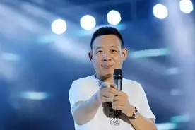 正式退役！中国最“嚣张”的老板年收入70亿，会把95%的钱给员工图片